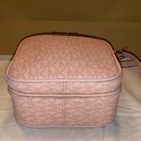Authentic Michael Kors Crossbody - Picture 6 of 9
